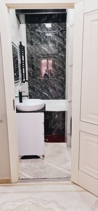 Xon Saroy domdan 4 xonali uy sotiladi.