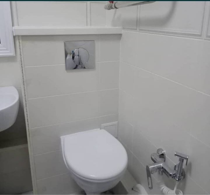 Установка унитаза раковин ванн смесителей