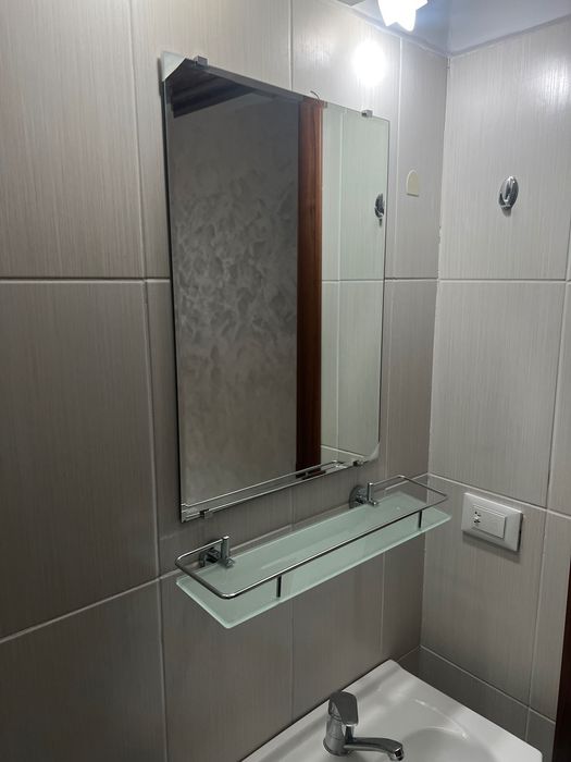 Baie completa cu cabină de duș, ghiuveta, mască de ghiuveta, bateri ghiuveta și cabina de duș, oglinda etc