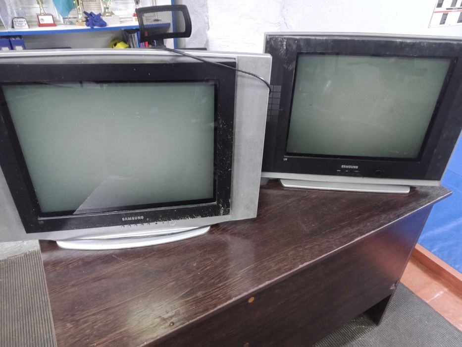 Продам два телевизора samsung на запчасти диагональ 54