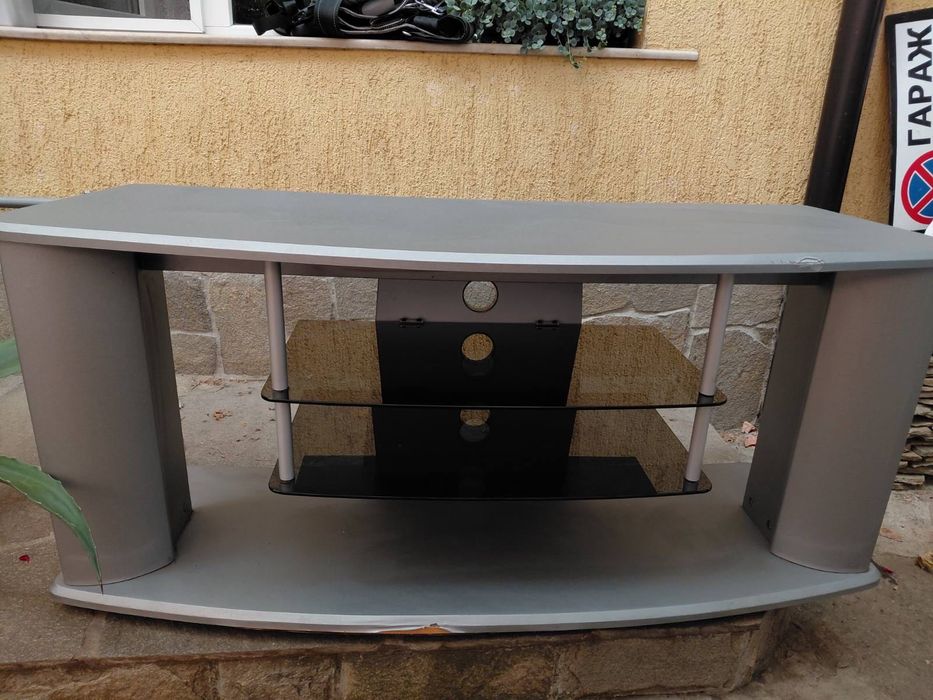 Шкаф за телевизор с две стъклени полици