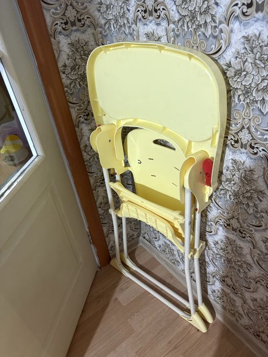 Столик детям желтый