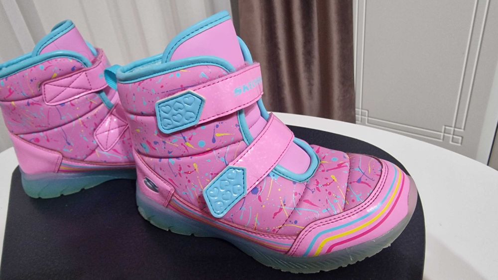 Ghete Skechers, pt iarna, m 28, luminite