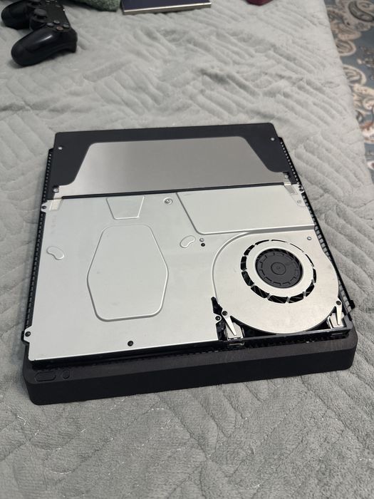 Продам Play Station 4 slim