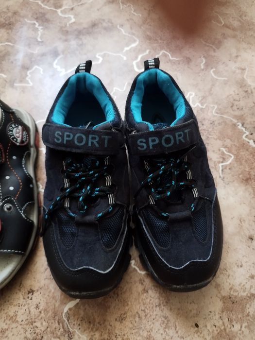 Кроссовки и сандали.