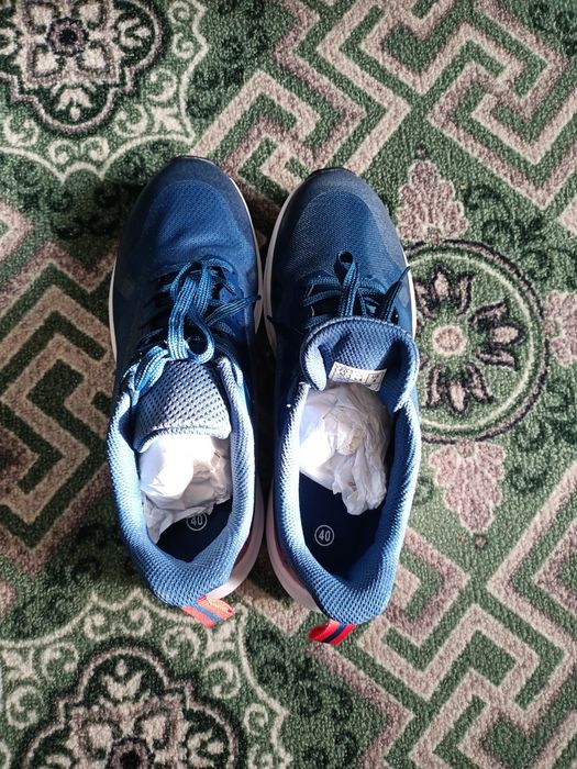 Кроссовки новые 40 размер