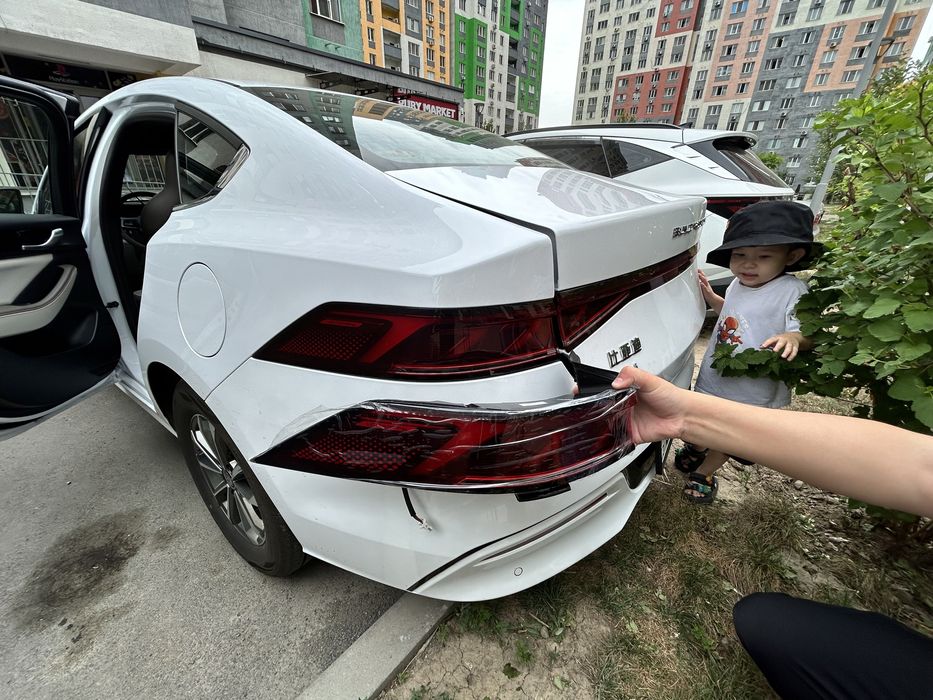 Продаются задние габариты на BYD QiN Plus