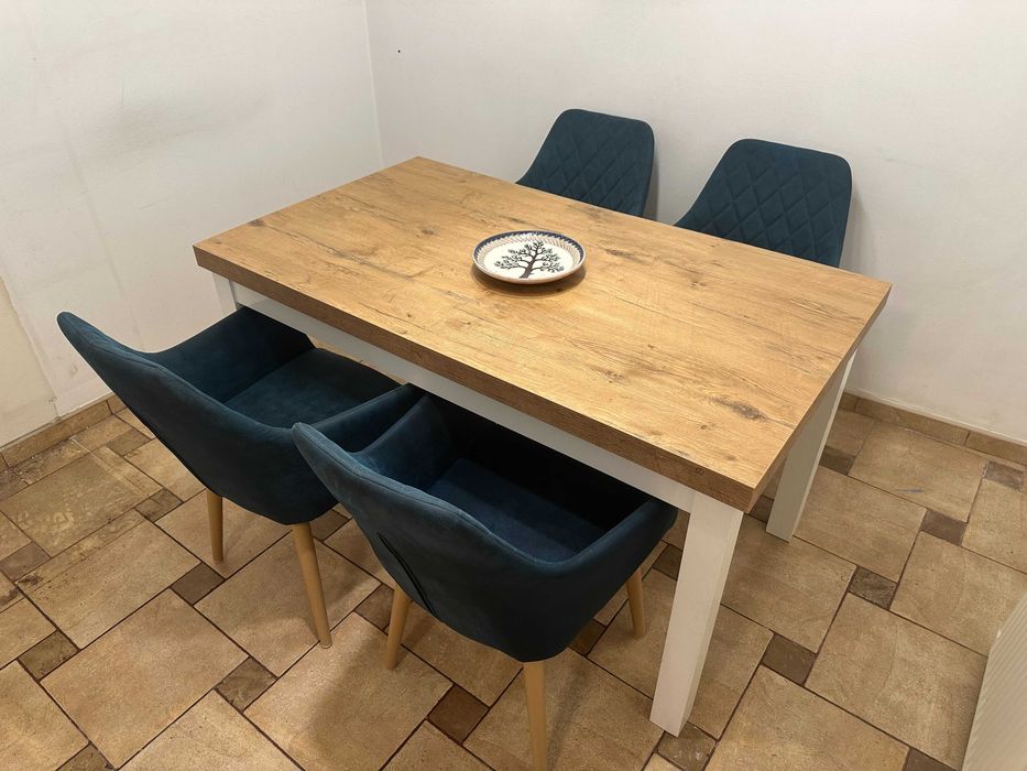 Masa extensibila de bucatarie din MDF cu 4 scaune tapitate