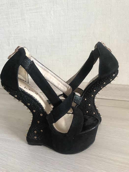 Продам босоножки