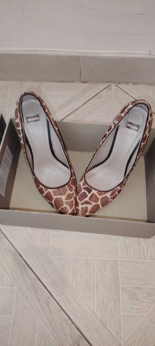 Обувки с естествен косъм Bata