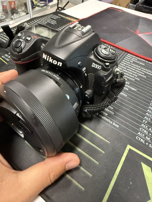 Nikon D300 + Obiectiv Sigma 30mm F1.4 DC Aparat Foto DSLR