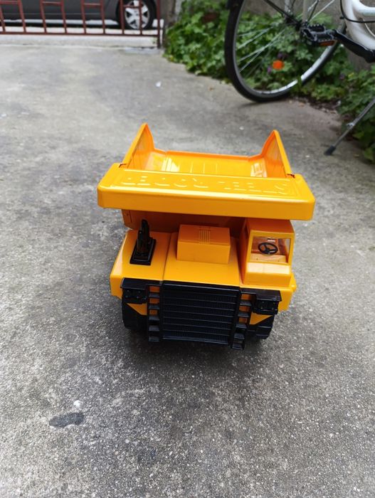 Детски колички - метален камион и пластмасов багер