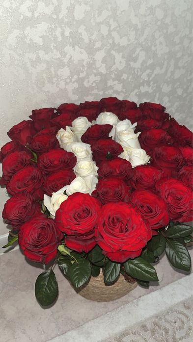 Красные роза буква Л