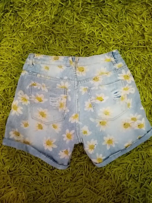 Blugi scurti cu rupturi