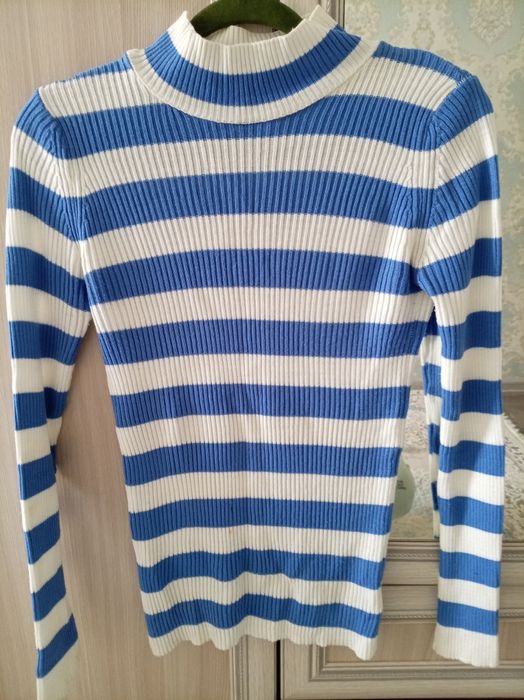 Продам кофточки водолазку