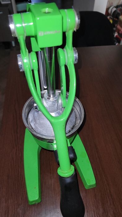 Storcător manual/ presa fructe fonta