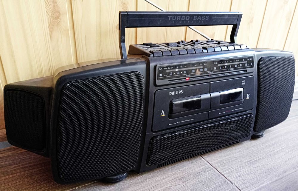 Радиокасетофон,,Philips AW 7693/01,,Turbo BASS.Уникален звук!