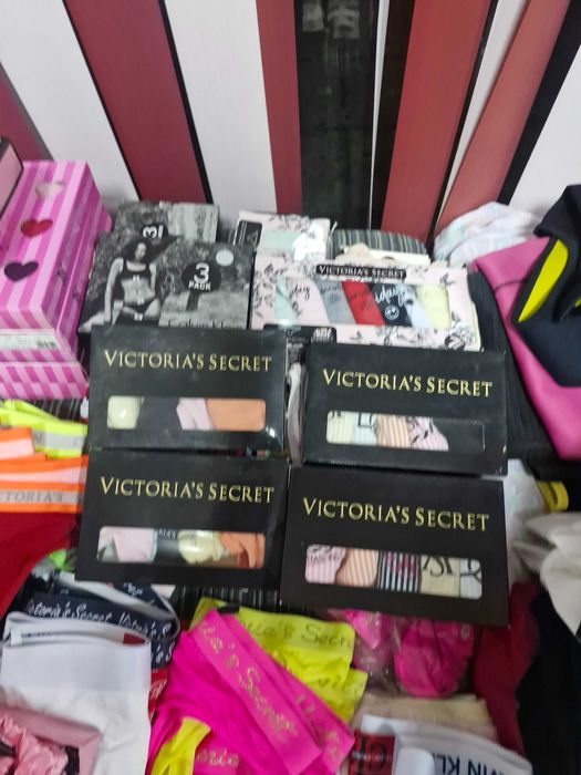 Продават се пижами Victoria's Secret