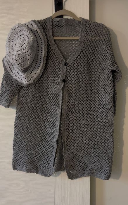 Плетени жилетки и шапки