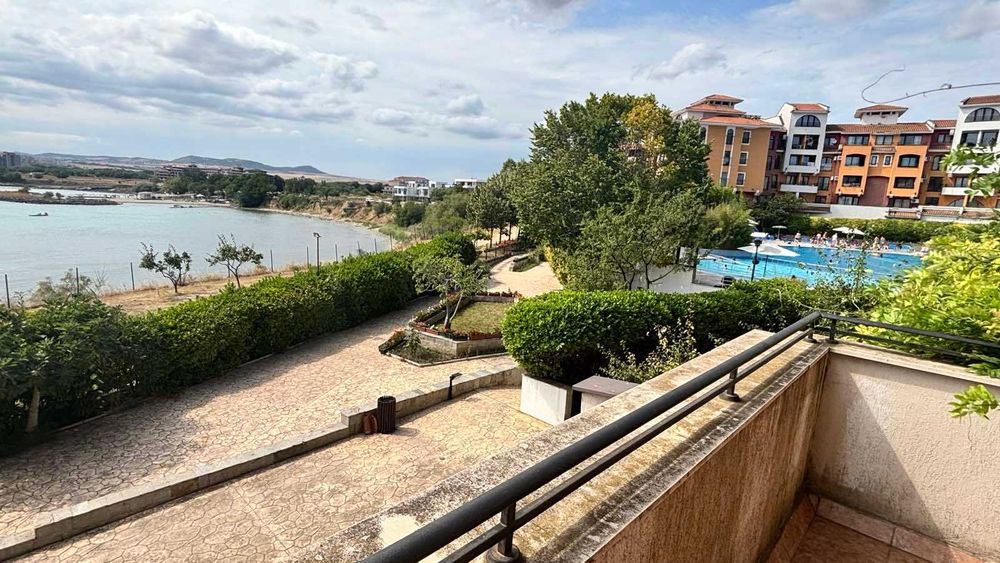 Тристаен апартамент с директна гледка море в к-с Марина Кейп, Ахелой