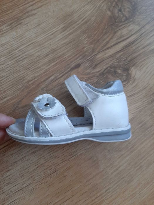 Сандалети за момиче (стелката е 11,8 см.) (номер 18/19/20)