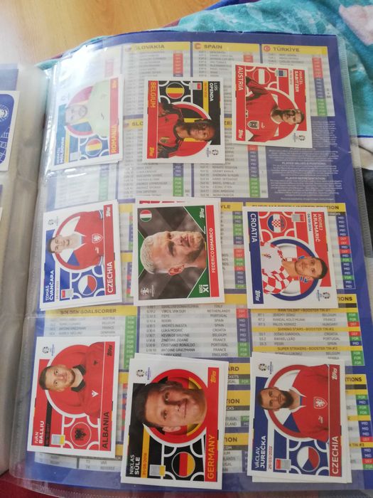 Продавам албум с футболни карти