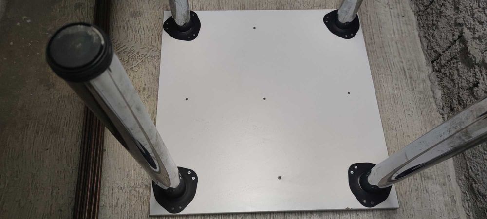 Livrare gratuita! Masa rezistenta, cu picioare metalice reglabile