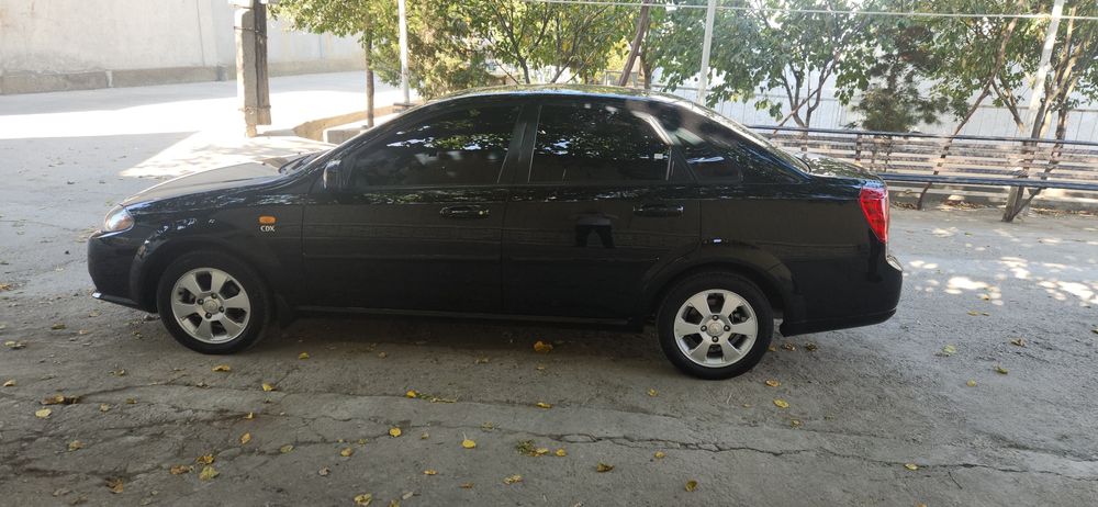 Jentra qora turgan moshina