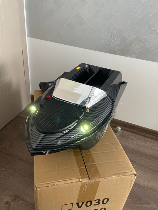 Лодка за захранка V080 Карбон