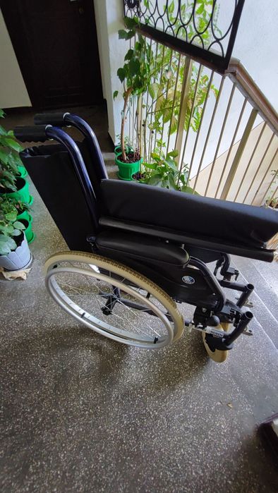 Fotoliu rulant pliabil, cu manevrare manuala, ca nou, impecabil