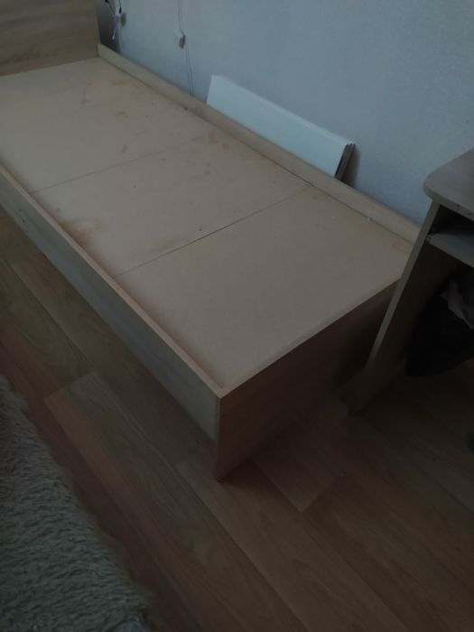 Кровать односпальная.