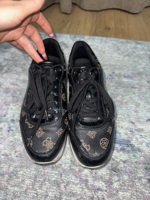 Adidași Dama Guess marimea 39