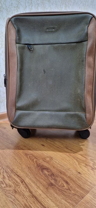 Продам дорожный чемодан