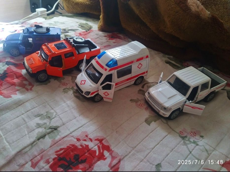 Продаётся набор машинок металлические.