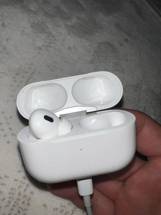Продам кейс от AirPods Pro 2 и левое ухо (оригинал)