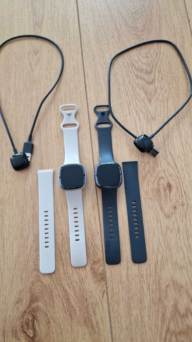 Продавам смарт часовник Fitbit Sense 2 в черно и бяло