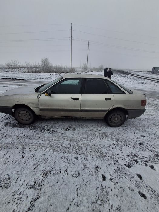 Автомобиль ауди 80