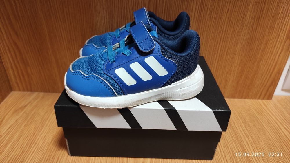 Vând papuci sport marca Adidas Nr 22