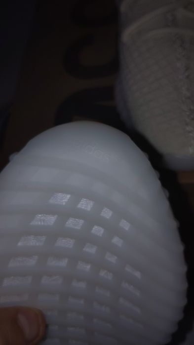 Adidași albi yeezy 350 v2 albi cu cutia lor originală mărimea 43.