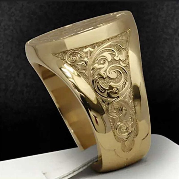 Златен официален мъжки пръстен . Изработен от медицинско злато