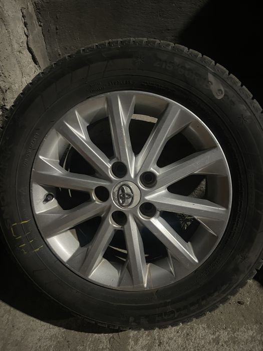 Оригинальные диски на камри в отл.сост. С шинами летт, зима