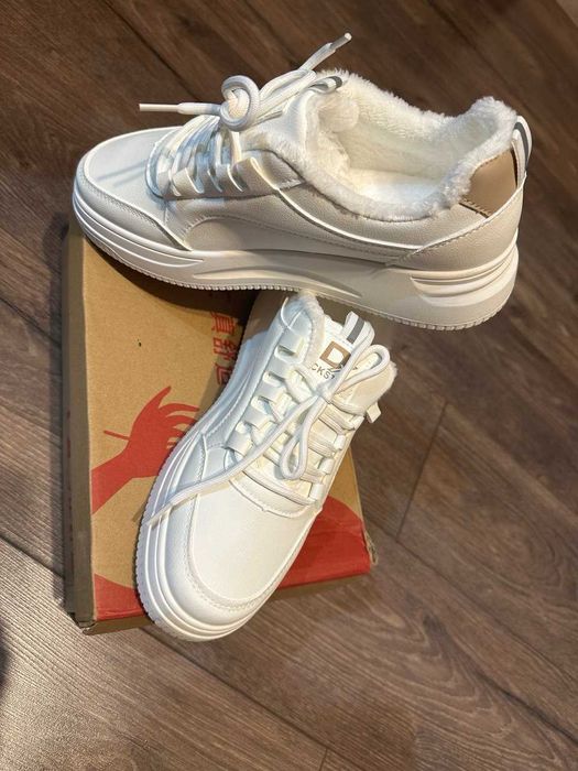 женские зимние кроссовки