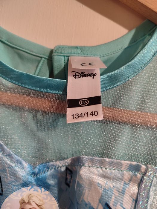 Рокля с шлейф и блестящо наметало от "Замръзналото кралство"