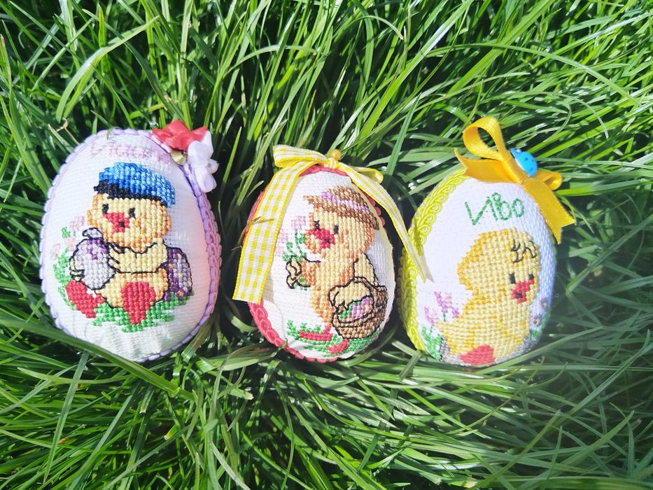 Ръчно бродирани яйца от стериопор.