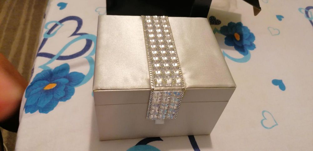 caseta de bujuterii, noua sigilata