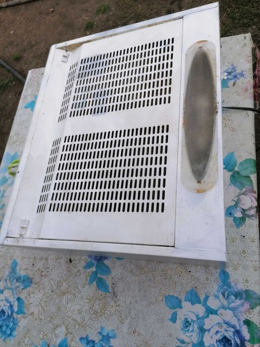 Vând hotă Pyramis , putere 130 W