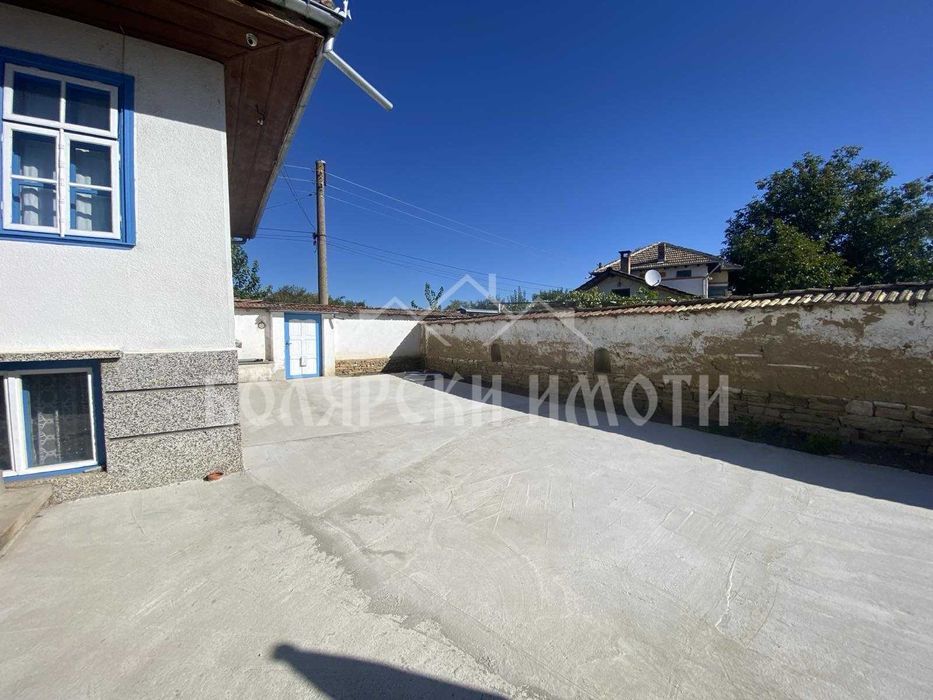 Двуетажна къща с дворно място в с. Ресен