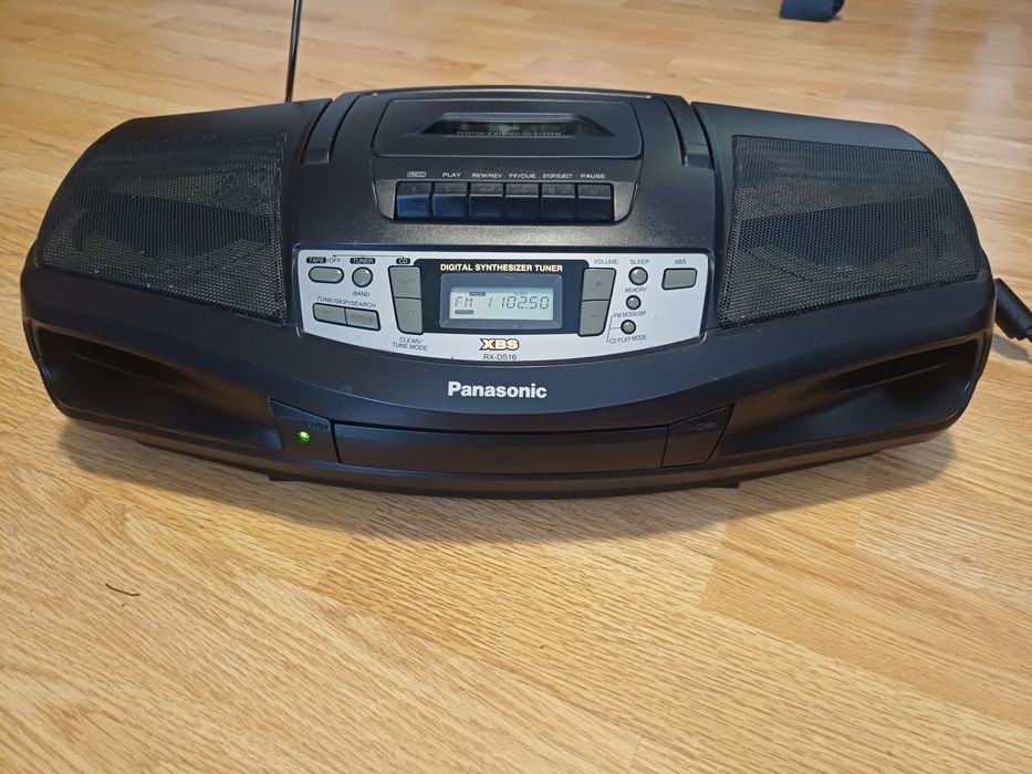 Vînd radiocasetofon Panasonic