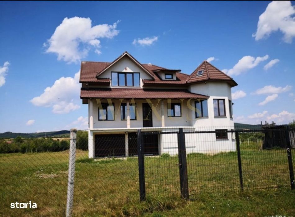 Casa cu 2 nivele,6 camere,70 arii de teren