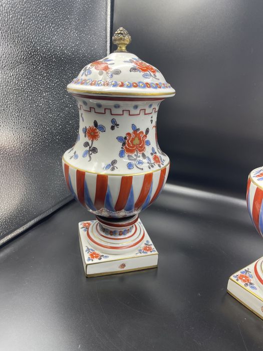 Doua vaze din portelan tip “sevres” cu emblema regală